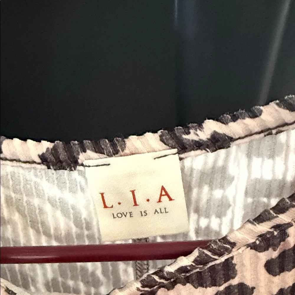 L.I.A (love is all) Stylish Leopard Print Puff Sleeve Blouse 🆕 - Picture 2 of 5